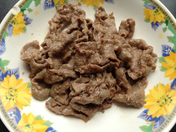 熱鍋加沙拉油(稍微多一點),大火將牛肉片炒至變色後盛起備用