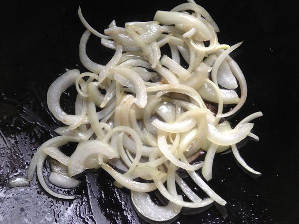 另起一鍋加適量沙拉油,炒香洋蔥絲後加入河粉炒開(太乾可以加一點水)