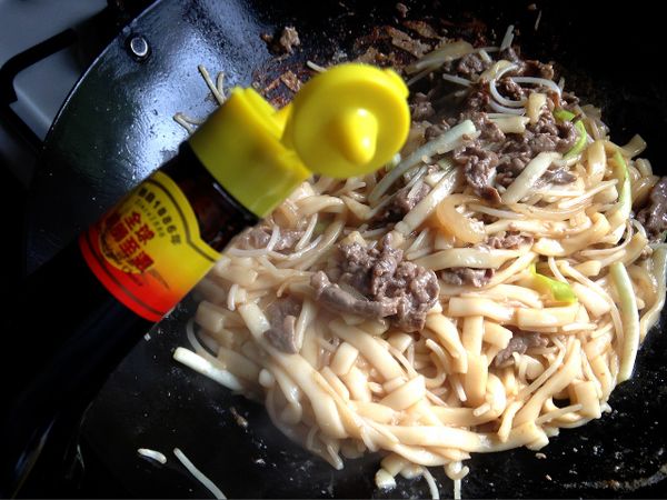 加入[調味B]炒至河粉均勻上色後,加入牛肉片,豆芽,韭黃炒勻,起鍋前加入適量美極鮮味露就完成了!
