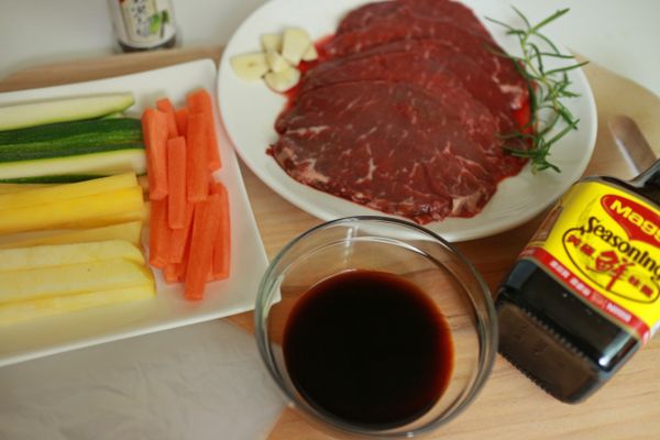 食材大集合。菲力牛排退冰一半時，切成約0.5cm厚的薄片。蔬果類切成適合肉片長短的條狀。蒜頭切片。抱歉~忘了放檸檬拍照了~