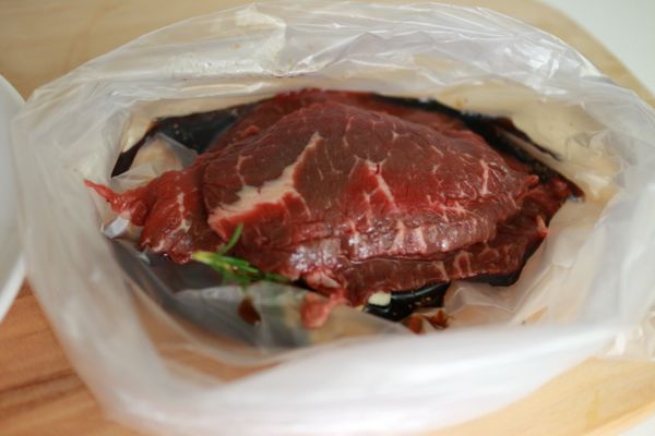 肉片放入，輕輕搓揉塑膠袋，讓肉片均勻沾上醃醬，放入冰箱醃製20~60mins，視肉片厚薄大小而定。