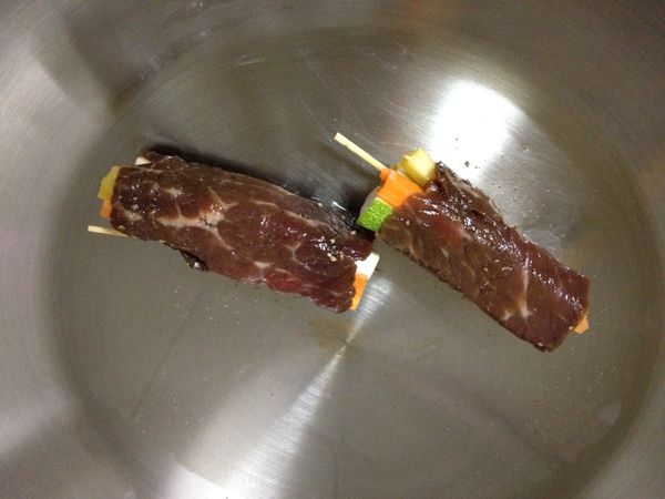 熱油鍋放入肉捲煎，幾秒鐘換一次面，時間不需過長，避免將牛肉煎老。