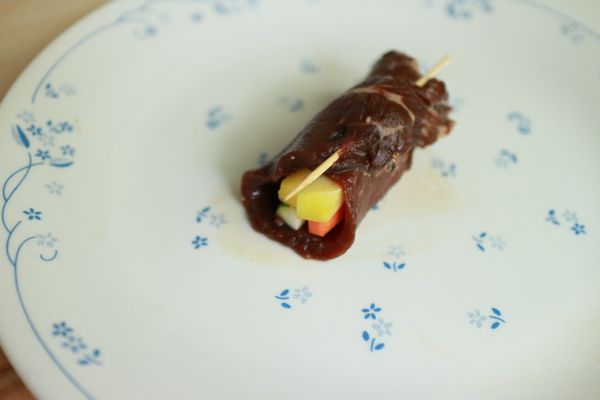 捲起後以牙籤固定，若大片些的可用棉繩綁。＿