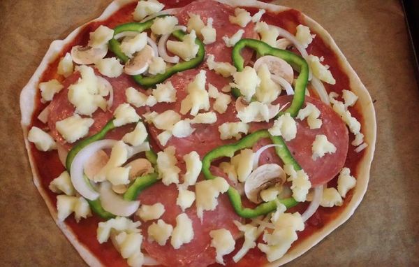 取出後放上洋蔥、青椒、義式臘腸、cheese，再送入烤箱220度烤8~10分鐘(餅皮周圍烤至金黃色即可)