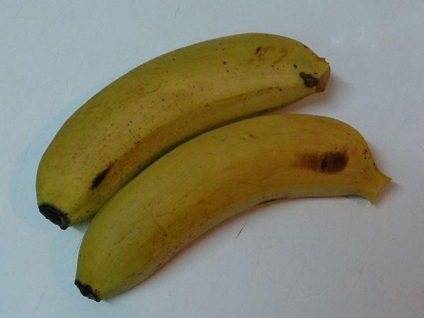 砂糖和吉利T先混勻.
拿一小鍋放入香蕉用叉子壓成泥狀, 倒入鮮奶(也可將這二者倒入果汁機內打成香蕉牛奶), 再加入剛混勻的砂糖和吉利T並攪拌混勻。