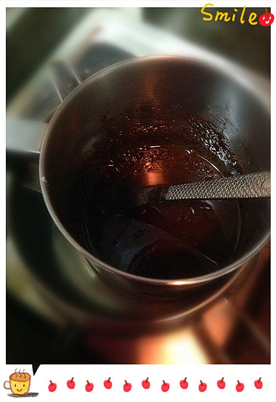 把巧克力、奶油和砂糖隔水加熱。
加入蛋黃攪拌。
從熱水中取出，加入低筋麵粉攪拌。