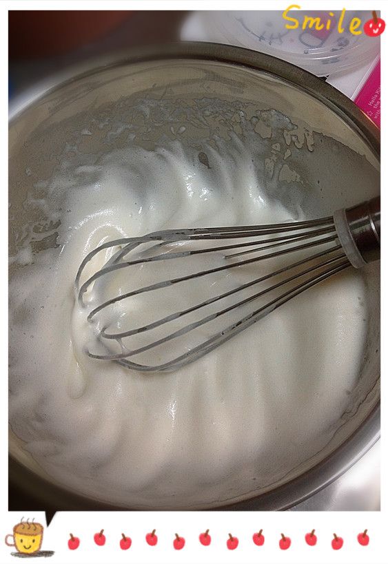 在鋼盆中放入蛋白與鹽混合均勻。
打至7分發泡 (因為還沒買打蛋機，純手工打到腰都快閃到><)