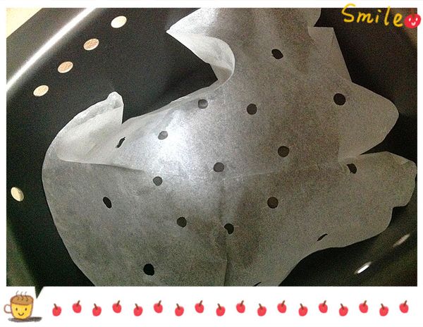 將烹飪紙鋪到蒸容器內。