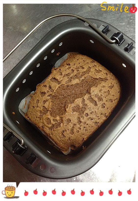 蒸好後，蒸容器取出後，等溫度下降，再把蛋糕從容器取出。