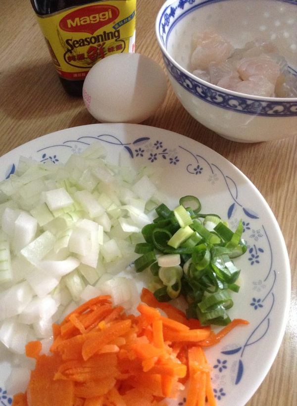 備妥食材。
洋蔥切小片。
紅蘿蔔切絲。
多利魚切小塊。