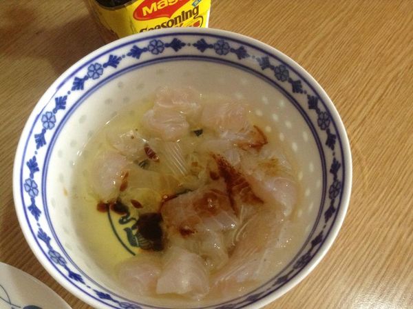 先將多利魚塊與蛋白混合，再加入適量的美極鮮味露備用。