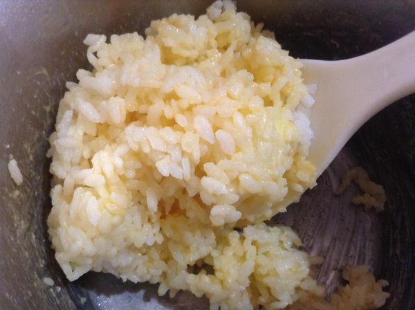 蛋黃與隔夜的白飯攪拌混合均勻。