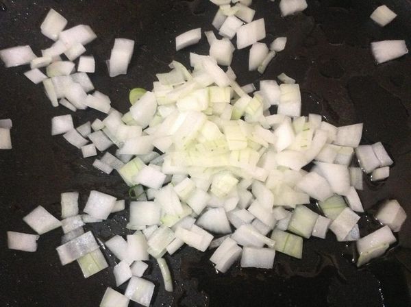 熱鍋，先將洋蔥炒出香味。