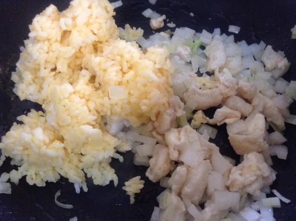 放進沾滿蛋汁的白飯拌炒一下。
