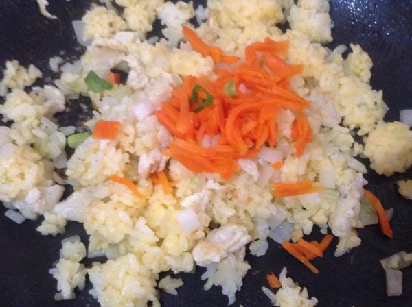 放進紅蘿蔔絲拌炒。