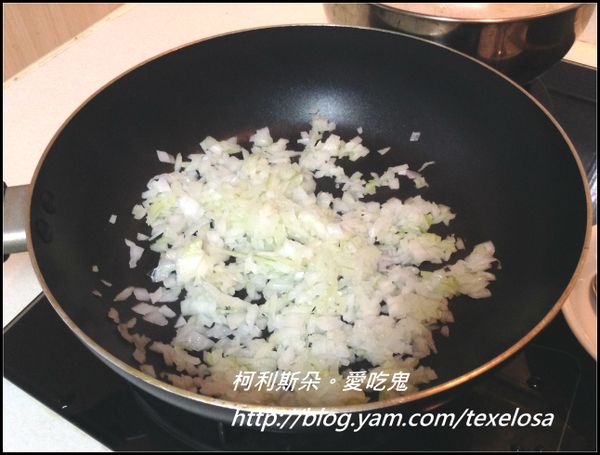 洋蔥切細丁，以些許的奶油炒香變黃，放涼備用。