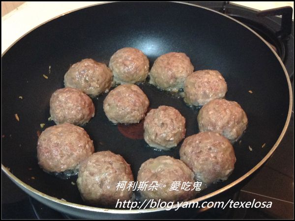 將丸子捏成直徑約3公分大小，放入平底鍋中煎香。