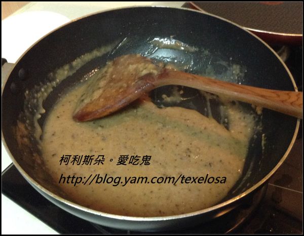 醬汁製作：
用煎肉丸子的原鍋，加入些許奶油，以小火加入麵粉炒香後，慢慢加入水將麵粉快調勻成糊狀，加入香料拌炒均勻後即可盛起。

註：煎過肉丸的鍋子有肉汁精華，因此我用原鍋炒，不另外加高湯塊。