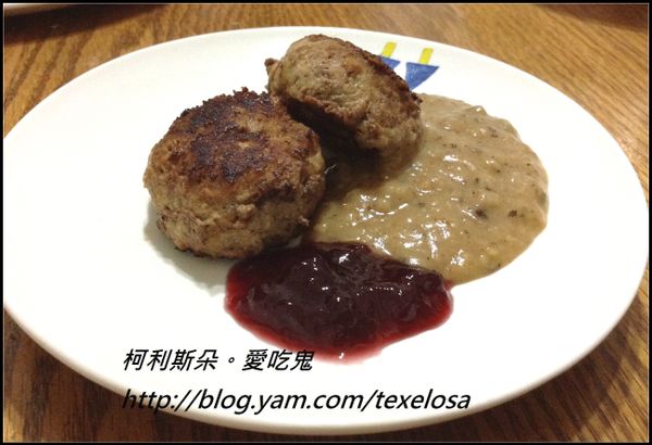 可以依照個人喜好加入適量果醬及醬汁一起搭配著吃喔。