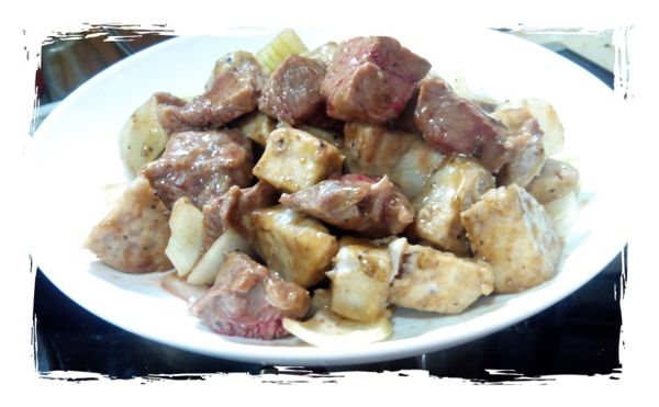 平底鍋中小火熱鍋倒入牛肉塊蒜片洋蔥塊..牛肉四面煎熟加入蒸熟的芋頭塊和適量黑楜椒醬拌勻..即可熄火盛盤上桌