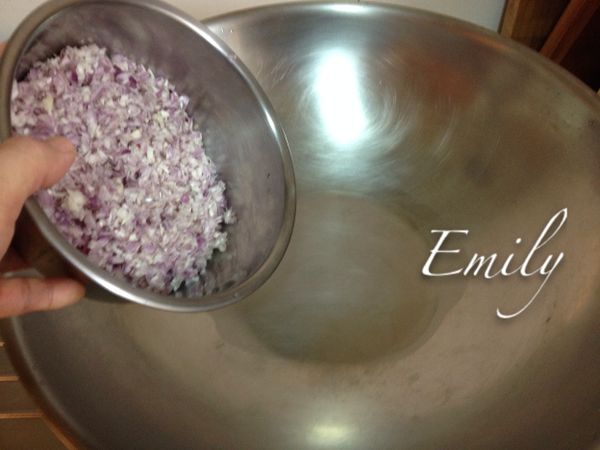 起油鍋，放入紅蔥頭