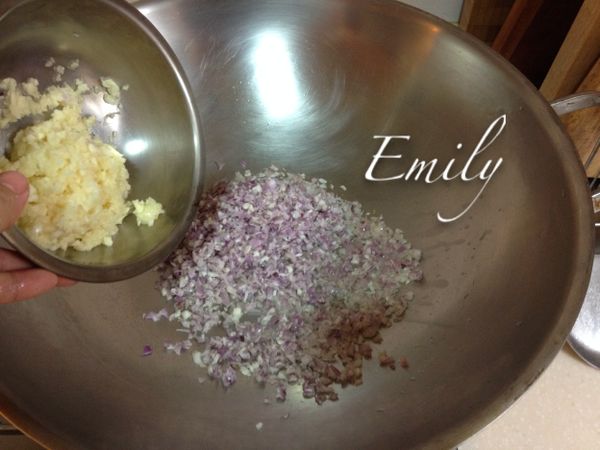 加入蒜頭爆香至金黃色, 起鍋備用