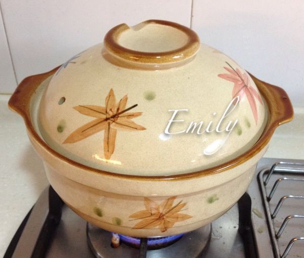 轉到砂鍋以小火煮約60分鐘，等到絞肉煮熟且入味，再放入剩下一半的紅蔥頭及蒜頭酥，以小火續煮約20分鐘即可