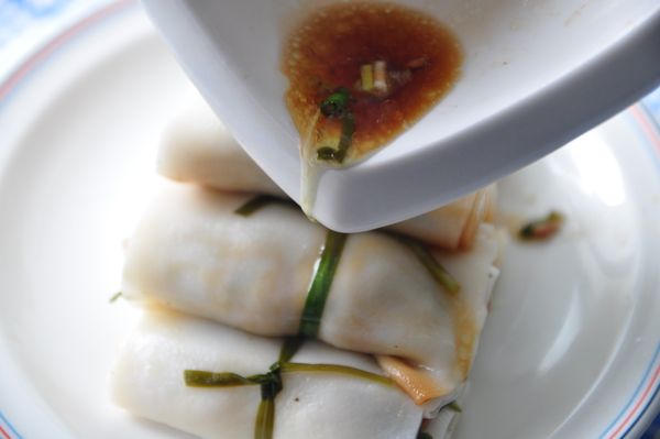 開蓋後取出，並將鍋底的鮮味露醬汁淋上