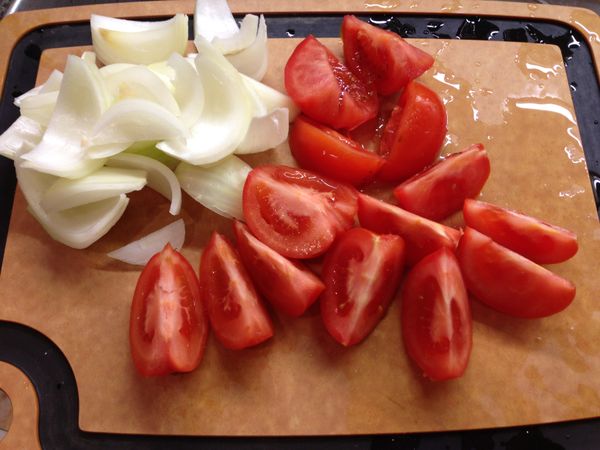 洋蔥和番茄切塊，備用。
