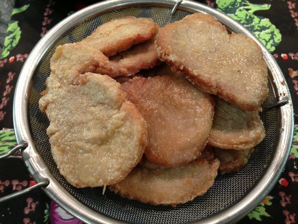 將醃好的豬排表面均勻沾上薄薄的太白粉，然後放入油鍋裡炸或煎至熟透，呈金黃色後撈出，瀝乾油分備用。