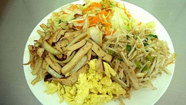 炒鍋加入沙拉油,加入蔥爆香後,加入大豆乾炒至熟再加入鹽、醬油調味即可。