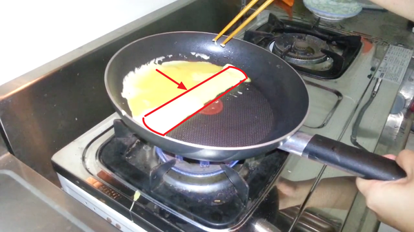 1、用筷子把蛋捲捲捲...成條狀。
2、然後往尖頭方向拉過來。
3、前方空出來的空間再繼續倒入蛋汁。
4、再繼續用你的巧手讓蛋汁均勻的鋪滿半面鍋。
5、不斷的重覆，直到蛋汁用完。
✩如果煎到起泡泡，用筷子撮破再捲
這裡有我在煎的影片連結：
http://youtu.be/gq0owmXXJNg