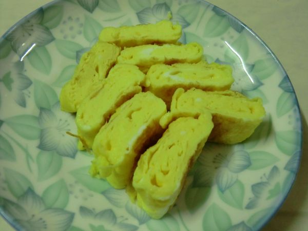 切開來後就是漂亮的玉子燒切片。
誰說煎玉子燒一定要用專門的鍋子呢?! 只要有平底鍋就算是圓型的也ok哦!!