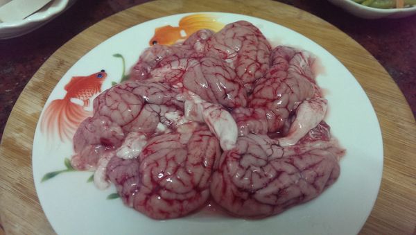 買回家的豬腦，上面有紅色的膜