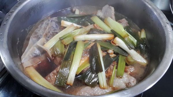 五花肉先乾煎表面
爆香:蔥6根薑片5片蒜頭3顆辣椒適量
加入醬油.味淋.魯包，煨煮至五花肉半軟