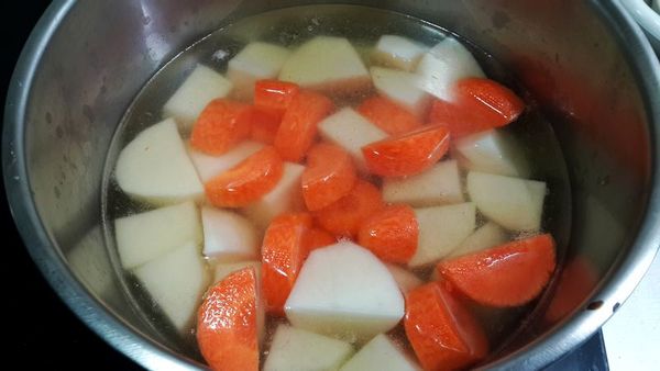 魯肉同時間，馬鈴薯加水淹過表面，水滾轉小火，等到魯肉半軟，一起混合，小火煨煮至肉軟，馬鈴薯入味