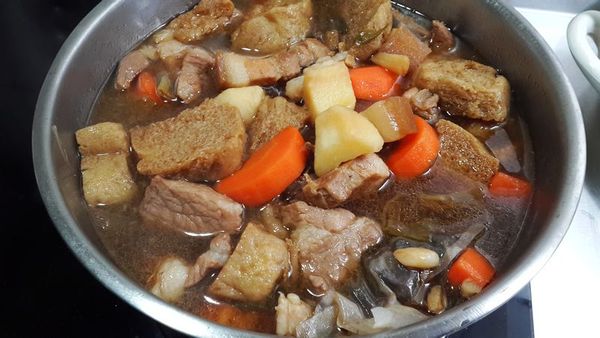 接著加入烤麩，煮滾，即可熄火，悶20分鐘，加入紅露酒，即可上桌囉