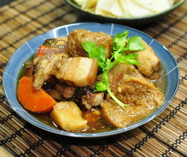 魯肉有鹹，馬鈴薯有香，烤麩則吸收了整鍋精華...下飯又不至於過濃..