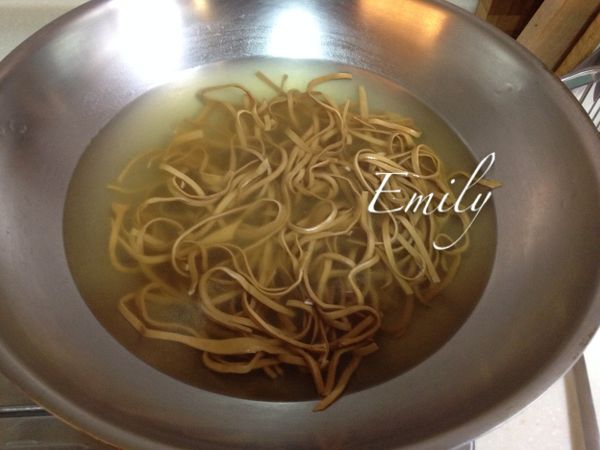 煮熱水, 將豆乾絲汆燙變軟