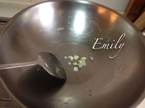 加入少許油, 加入蒜頭爆香