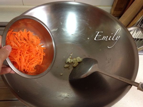 加入紅蘿蔔翻炒