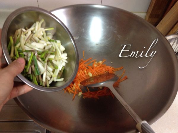 將珠蔥蔥白處先炒