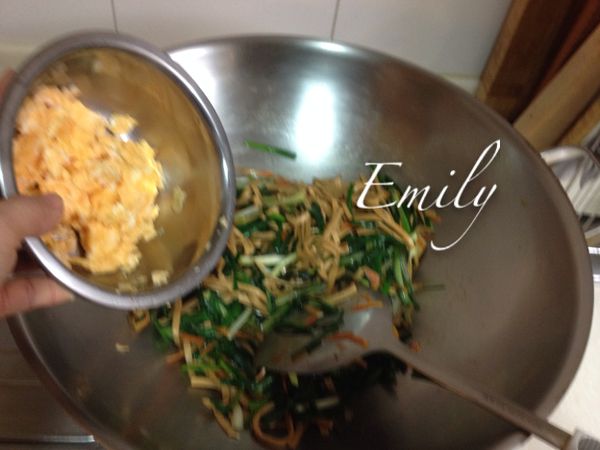 加入事先炒好的蛋