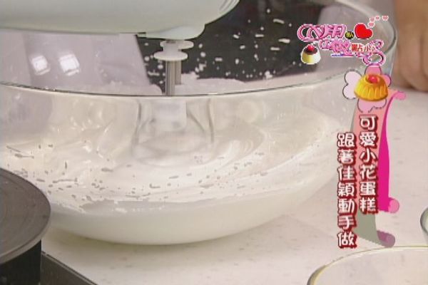 另取一個盆子，將蛋白加入80公克的砂糖打發成蛋白霜。