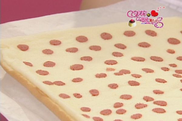 以180/190烤15-20分鐘，烤好的蛋糕取出放置在放涼架上，並將側邊的烤盤紙拉開，放涼備用。