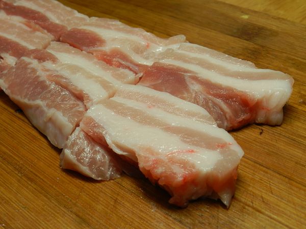 去皮五花肉兩片，切成八塊