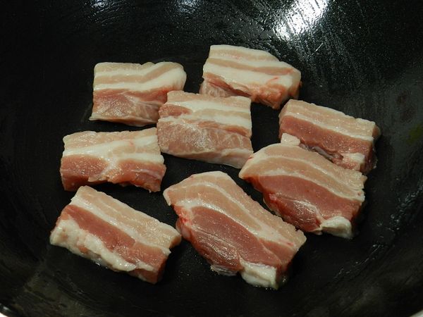 先熱鍋，放1大匙油後，將肉片入鍋兩面都煎一下