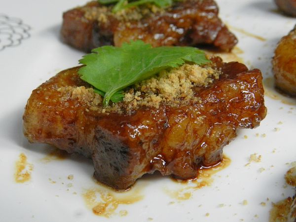 咬上一口，滿口都是高粱香與花生香，再加上李錦記甘甜醬油露甜而不膩的滋味，會讓人餘音繞梁，久久不忘!!!