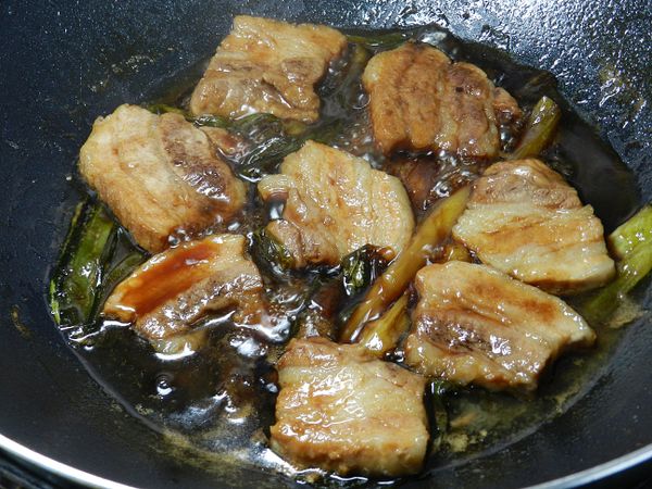 滷約30分鐘後，打開鍋蓋，將肉翻面後繼續滷，再滷30分，將鍋蓋打開，慢慢收汁