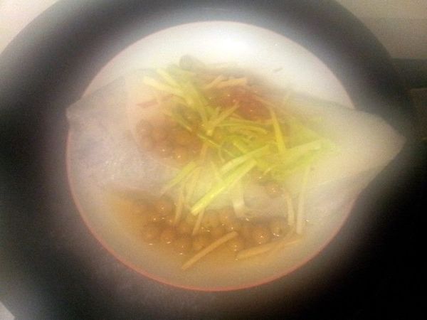 步驟1舖在魚身上,以中大火蒸15分-20分